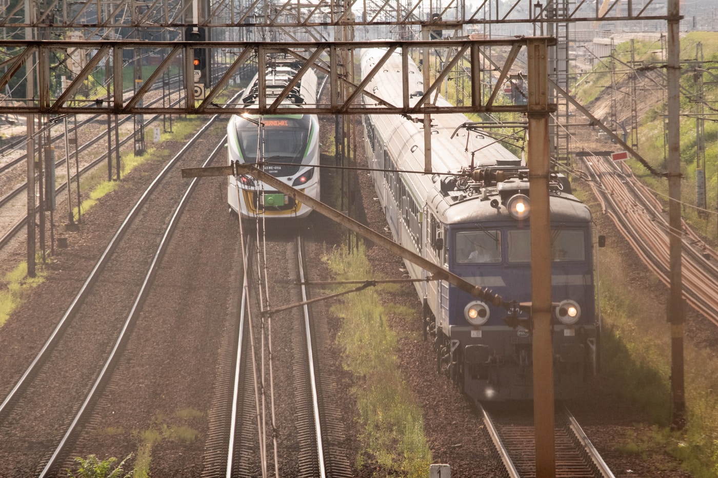 Moderner Zug an einem polnischen Bahnhof in Warschau